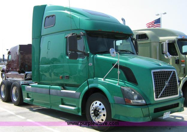 image for item 1801 2005 Volvo VNL 670 semi truck