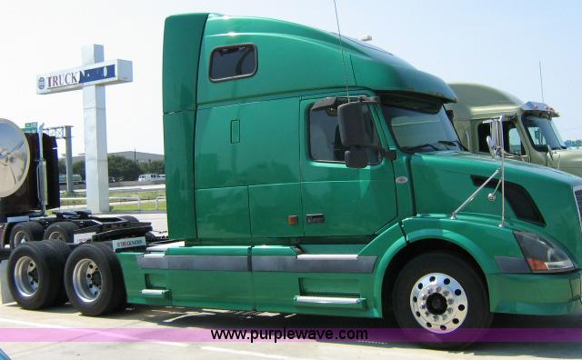 image for item 1801 2005 Volvo VNL 670 semi truck