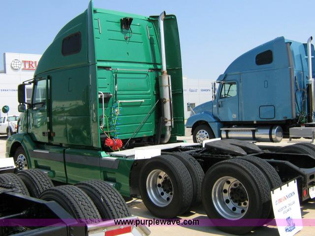 image for item 1801 2005 Volvo VNL 670 semi truck