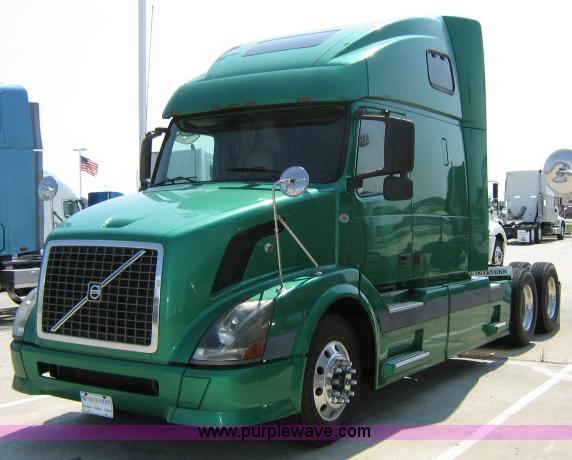 image for item 1801 2005 Volvo VNL 670 semi truck