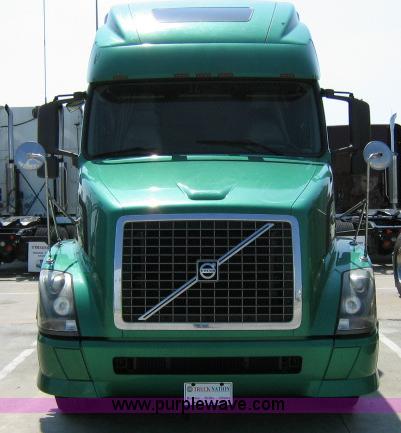 image for item 1801 2005 Volvo VNL 670 semi truck