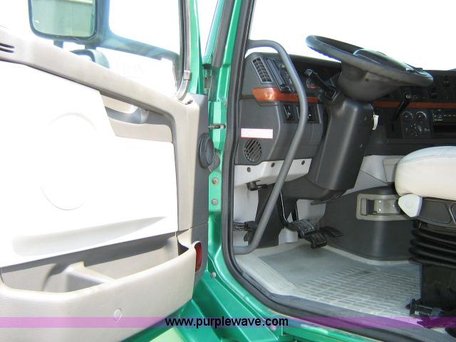 image for item 1801 2005 Volvo VNL 670 semi truck