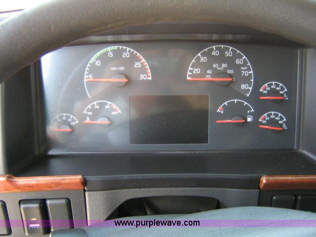 image for item 1801 2005 Volvo VNL 670 semi truck