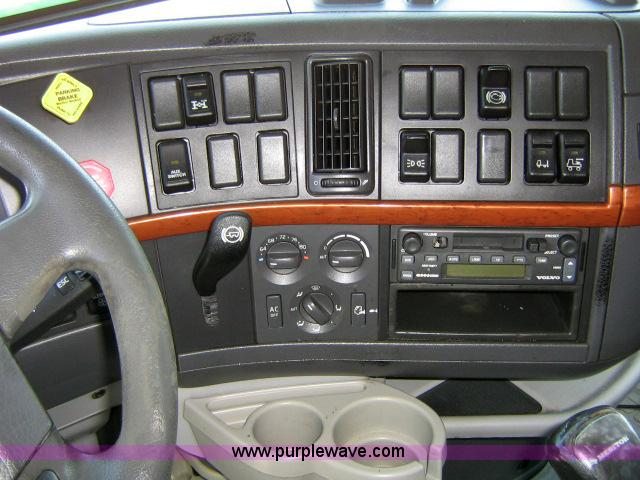 image for item 1801 2005 Volvo VNL 670 semi truck