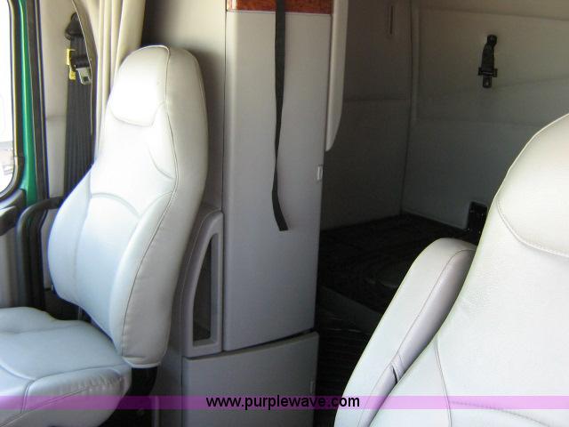 image for item 1801 2005 Volvo VNL 670 semi truck