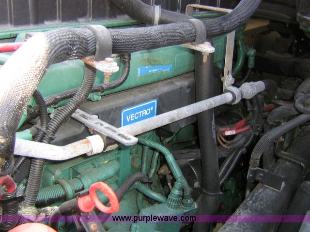 image for item 1801 2005 Volvo VNL 670 semi truck