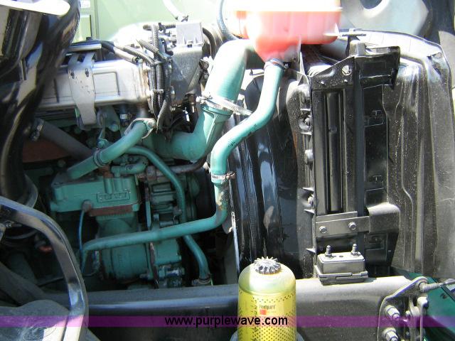 image for item 1801 2005 Volvo VNL 670 semi truck