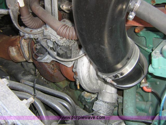 image for item 1801 2005 Volvo VNL 670 semi truck