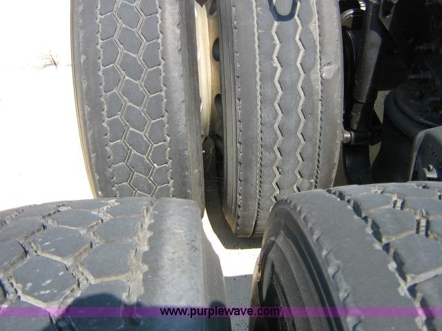 image for item 1801 2005 Volvo VNL 670 semi truck