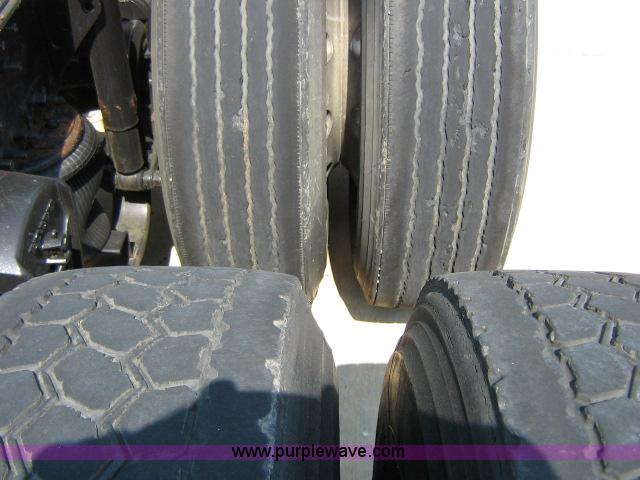 image for item 1801 2005 Volvo VNL 670 semi truck