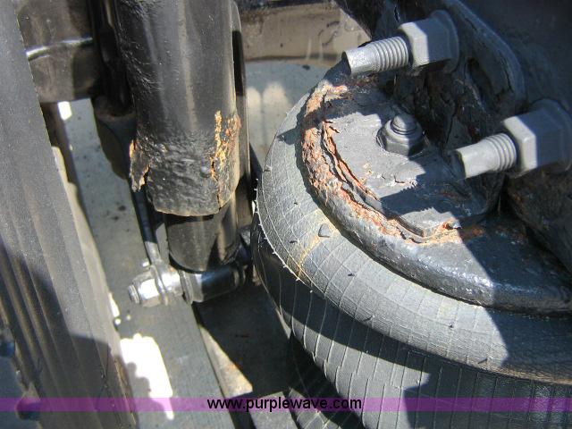 image for item 1801 2005 Volvo VNL 670 semi truck