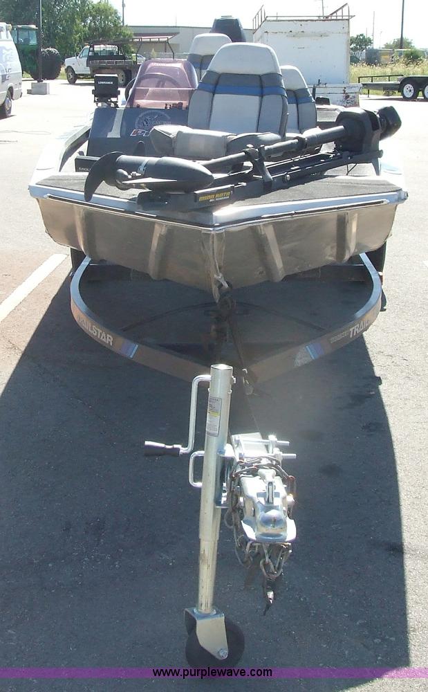 image for item 2243 1992 Bass Tracker Pro 17 16' boat