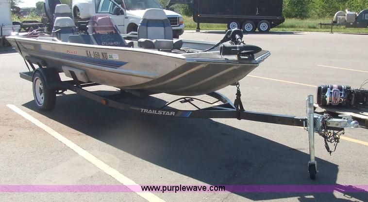 image for item 2243 1992 Bass Tracker Pro 17 16' boat