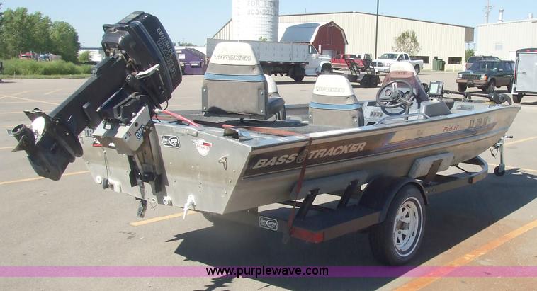 image for item 2243 1992 Bass Tracker Pro 17 16' boat