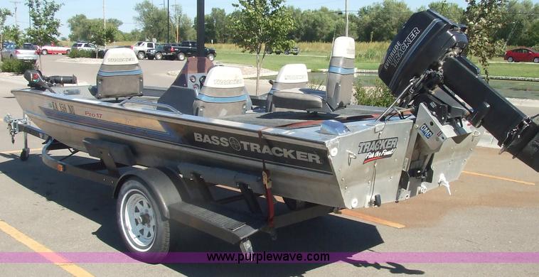 image for item 2243 1992 Bass Tracker Pro 17 16' boat