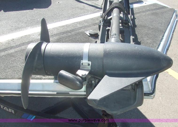 image for item 2243 1992 Bass Tracker Pro 17 16' boat