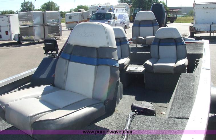 image for item 2243 1992 Bass Tracker Pro 17 16' boat