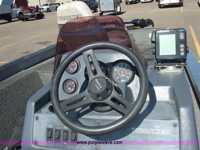 image for item 2243 1992 Bass Tracker Pro 17 16' boat