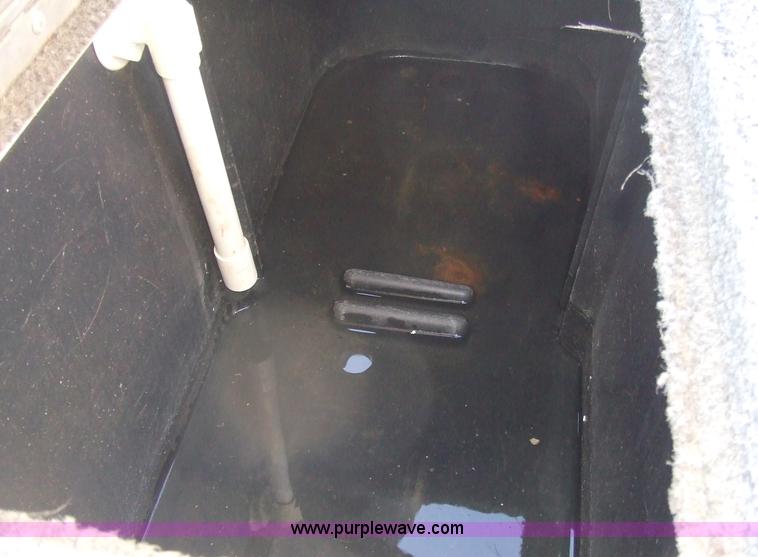 image for item 2243 1992 Bass Tracker Pro 17 16' boat