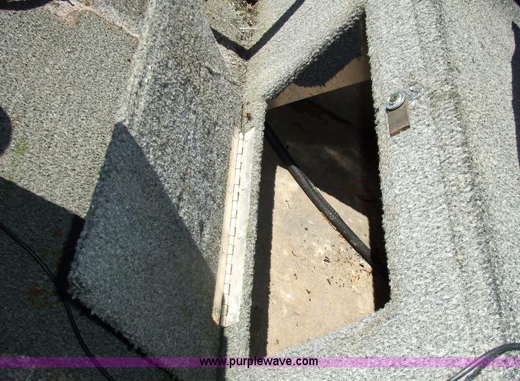 image for item 2243 1992 Bass Tracker Pro 17 16' boat