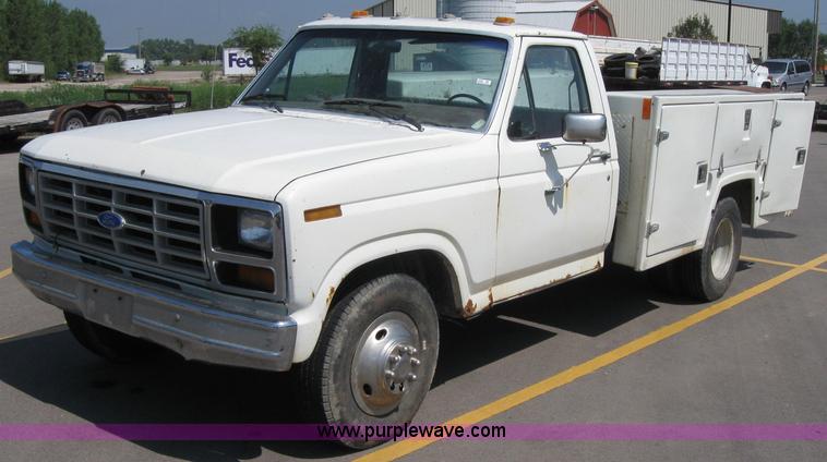 image for item 2535 1986 Ford F350 pickup truck