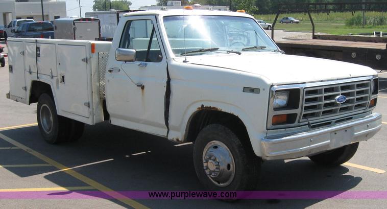 image for item 2535 1986 Ford F350 pickup truck