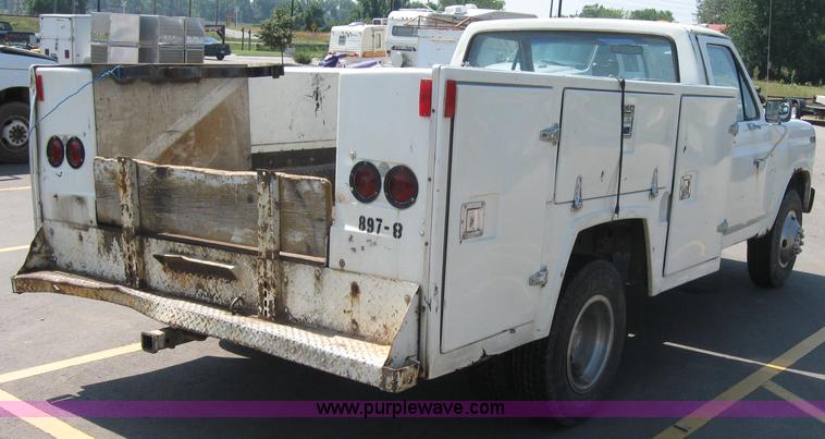 image for item 2535 1986 Ford F350 pickup truck