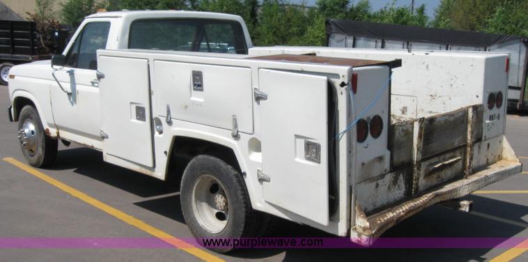 image for item 2535 1986 Ford F350 pickup truck
