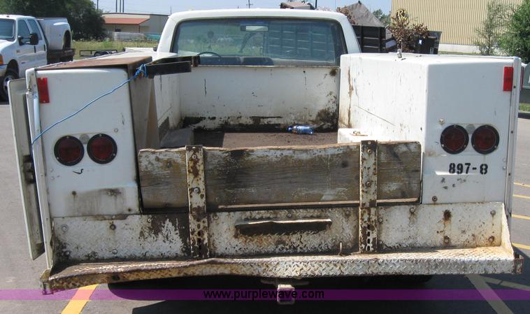image for item 2535 1986 Ford F350 pickup truck