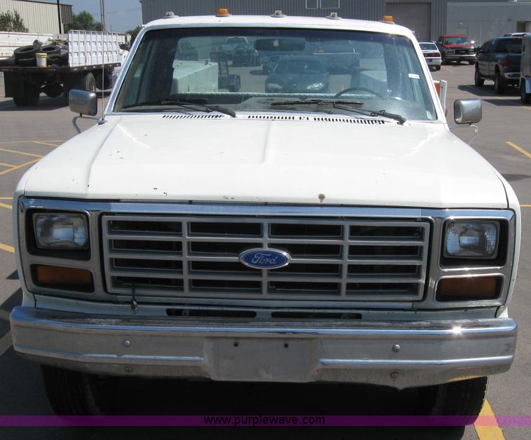 image for item 2535 1986 Ford F350 pickup truck