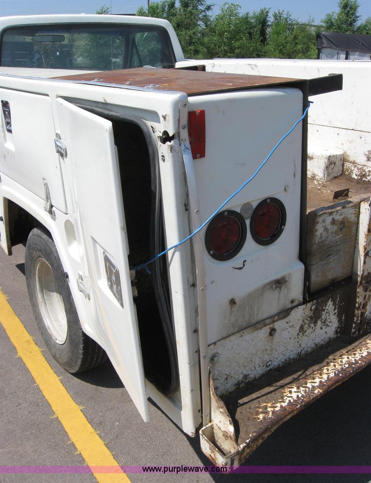 image for item 2535 1986 Ford F350 pickup truck