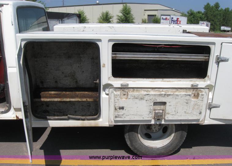 image for item 2535 1986 Ford F350 pickup truck