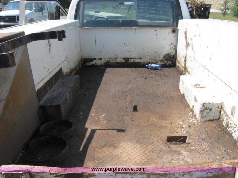 image for item 2535 1986 Ford F350 pickup truck