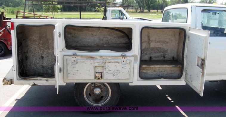 image for item 2535 1986 Ford F350 pickup truck