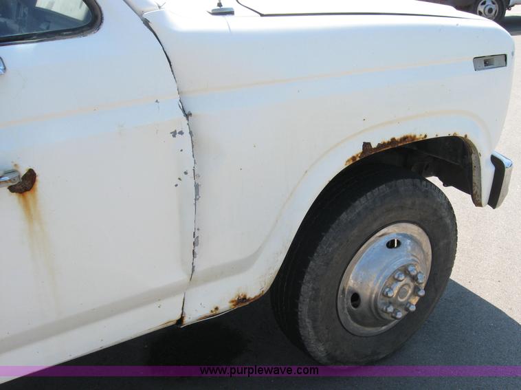 image for item 2535 1986 Ford F350 pickup truck