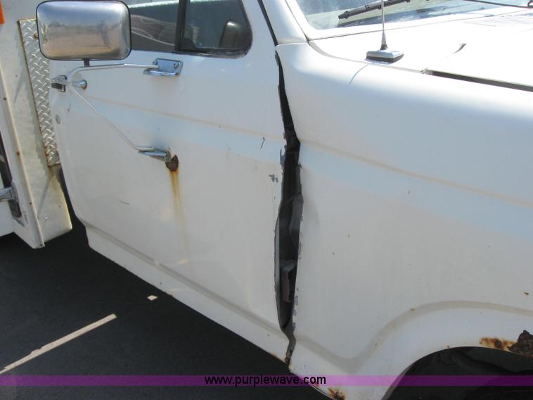 image for item 2535 1986 Ford F350 pickup truck