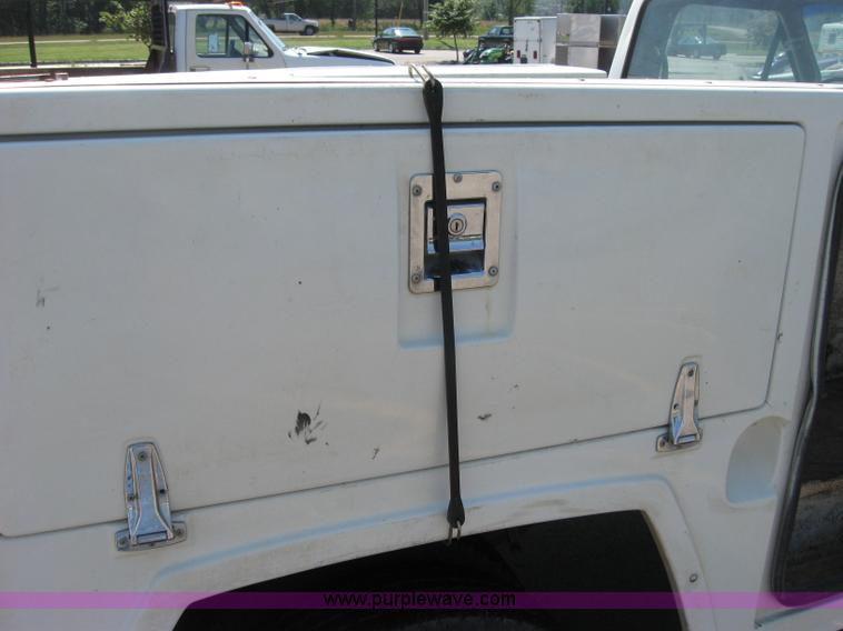 image for item 2535 1986 Ford F350 pickup truck