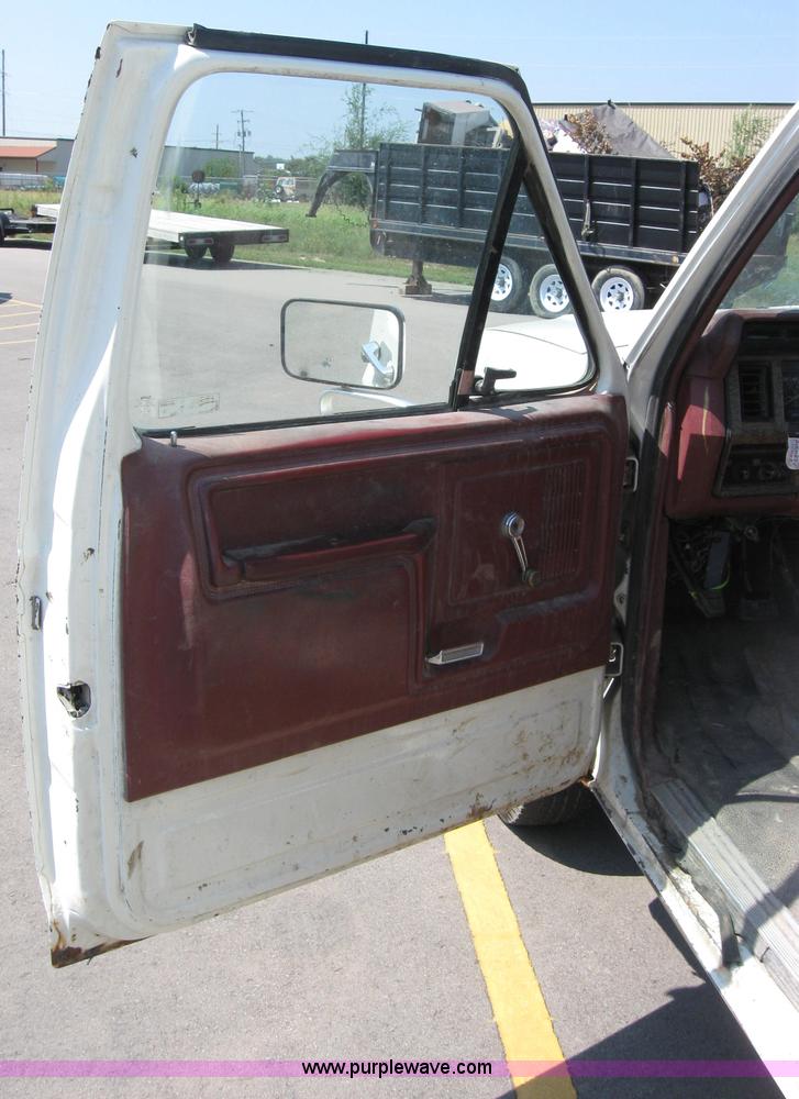 image for item 2535 1986 Ford F350 pickup truck