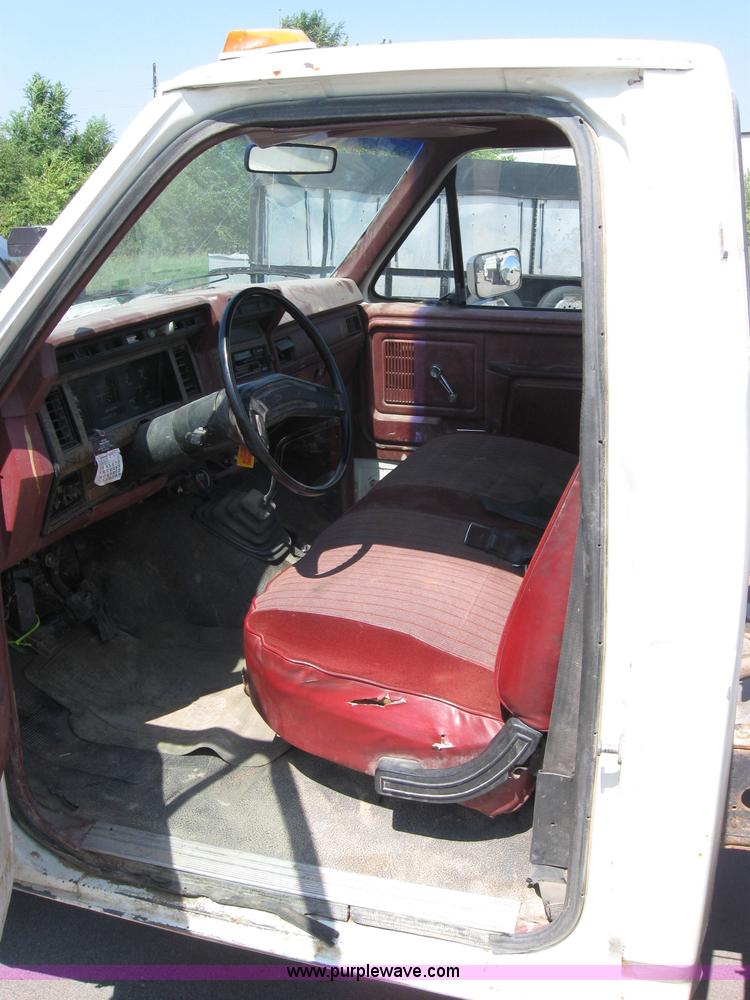 image for item 2535 1986 Ford F350 pickup truck