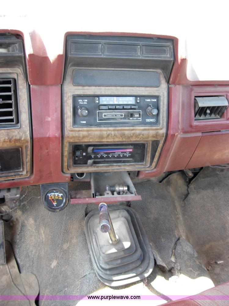 image for item 2535 1986 Ford F350 pickup truck