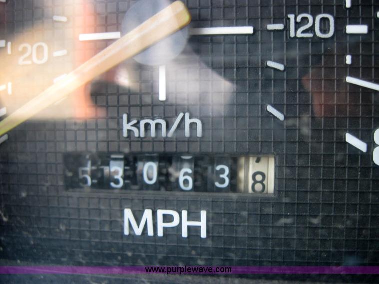 image for item 2535 1986 Ford F350 pickup truck