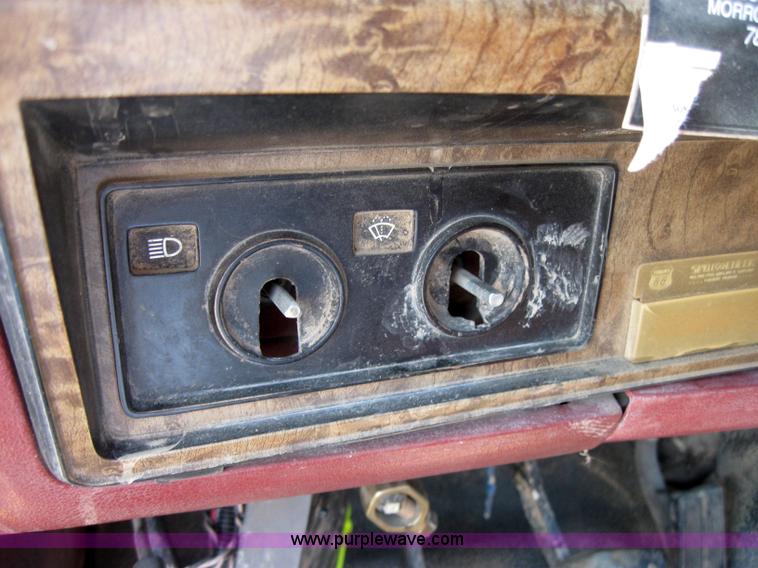 image for item 2535 1986 Ford F350 pickup truck