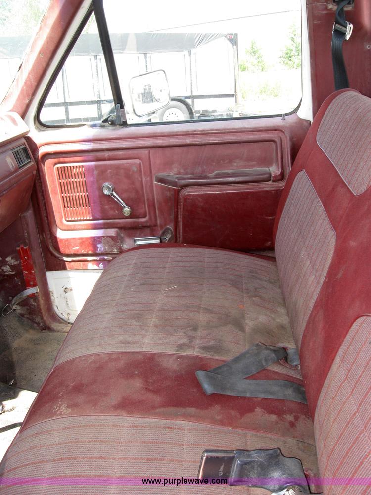 image for item 2535 1986 Ford F350 pickup truck