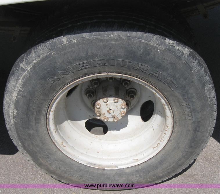 image for item 2535 1986 Ford F350 pickup truck