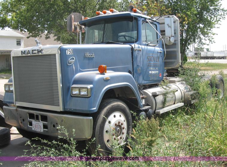 image for item 2727 1984 Mack RWS788ST semi truck