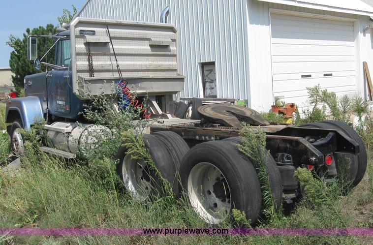 image for item 2727 1984 Mack RWS788ST semi truck