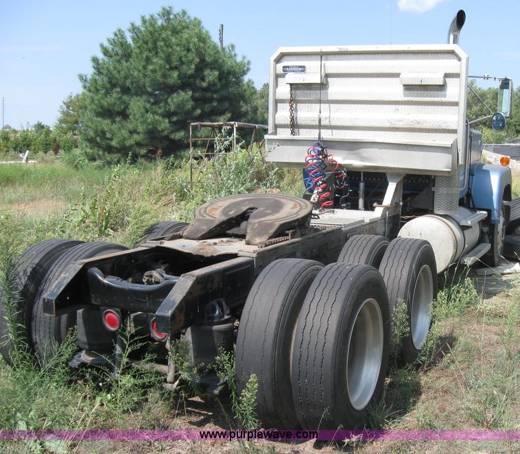 image for item 2727 1984 Mack RWS788ST semi truck