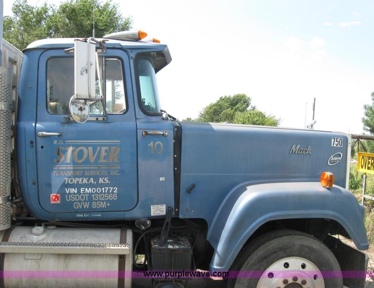 image for item 2727 1984 Mack RWS788ST semi truck