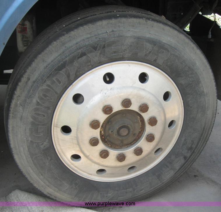 image for item 2727 1984 Mack RWS788ST semi truck