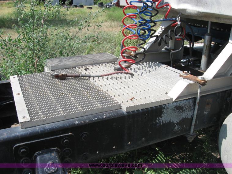 image for item 2727 1984 Mack RWS788ST semi truck